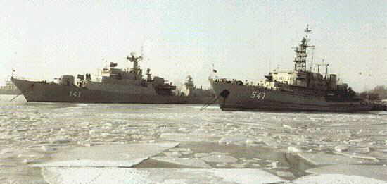 Im Hintergrund liegt die KSS 'Rostock' ( 141 )