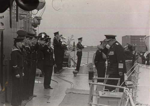 Admiral Ehm, Chef der VM, betritt das Schiff