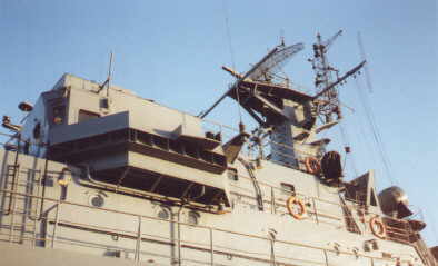 Backbord-Nock mit Antennenmast